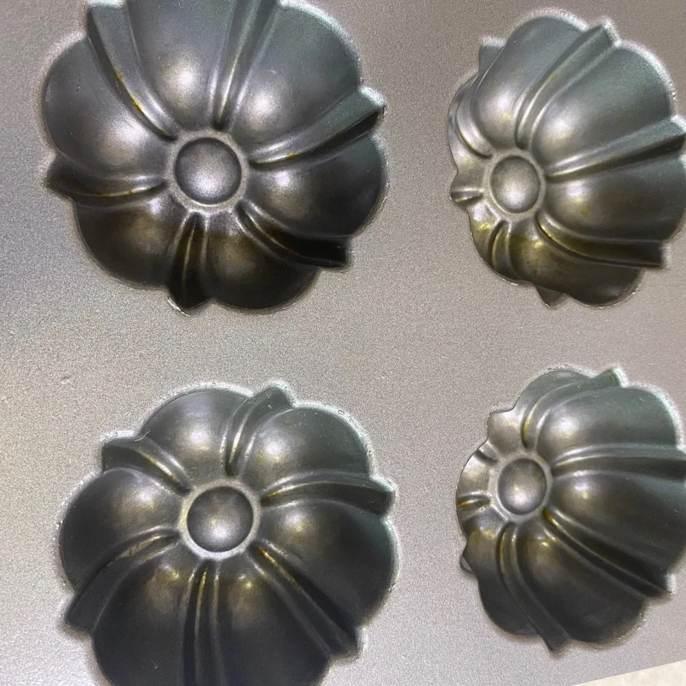 Nordic Ware Bundt Brownie Pan 12 Cavity Cast Aluminum Nonstick Gray USA Made